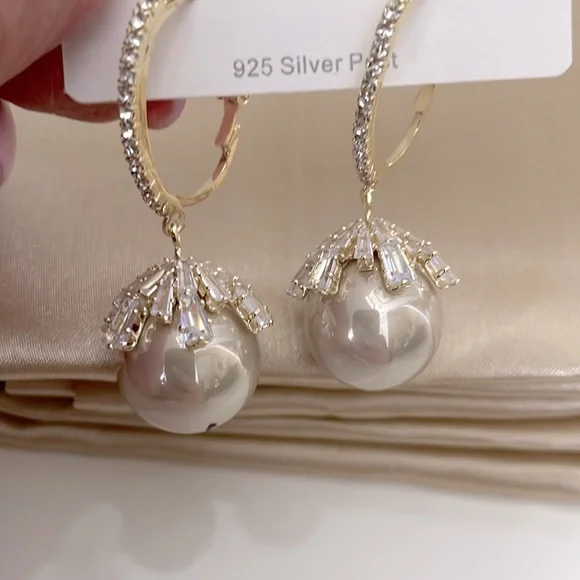 NWT Light Beige  Pearl Drop Gold/Crystal/Earrings. - Picture 6 of 8
